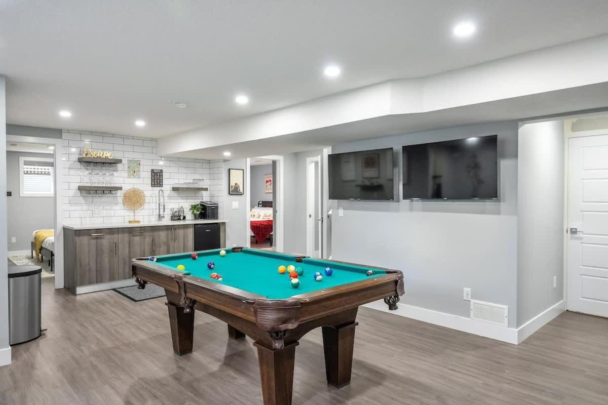 Holiday home The Experience - Pool Hot Tub Theater Games Rm Pub Calgary