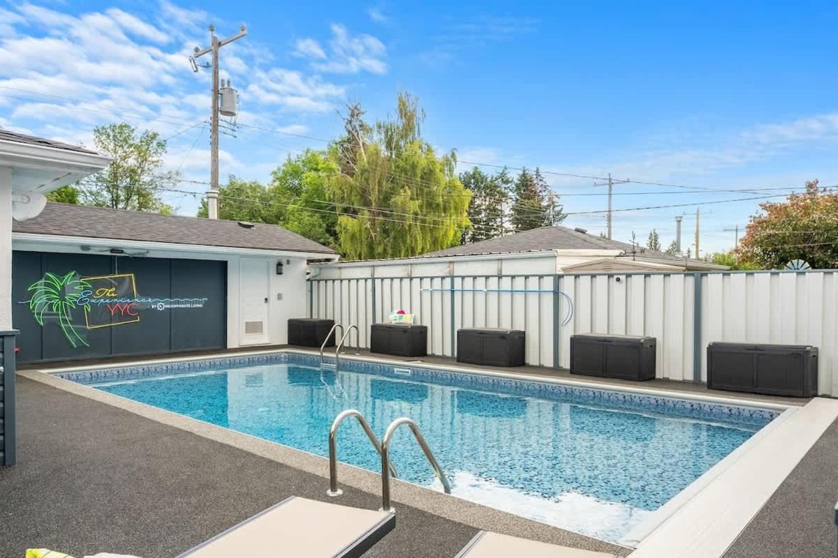 The Experience - Pool Hot Tub Theater Games Rm Pub Holiday home Calgary