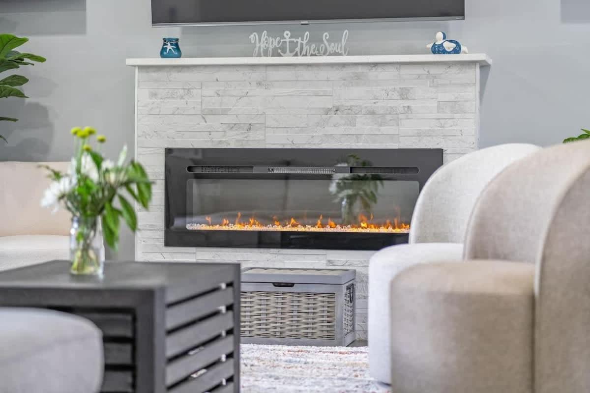 Holiday home The Experience - Pool Hot Tub Theater Games Rm Pub Calgary