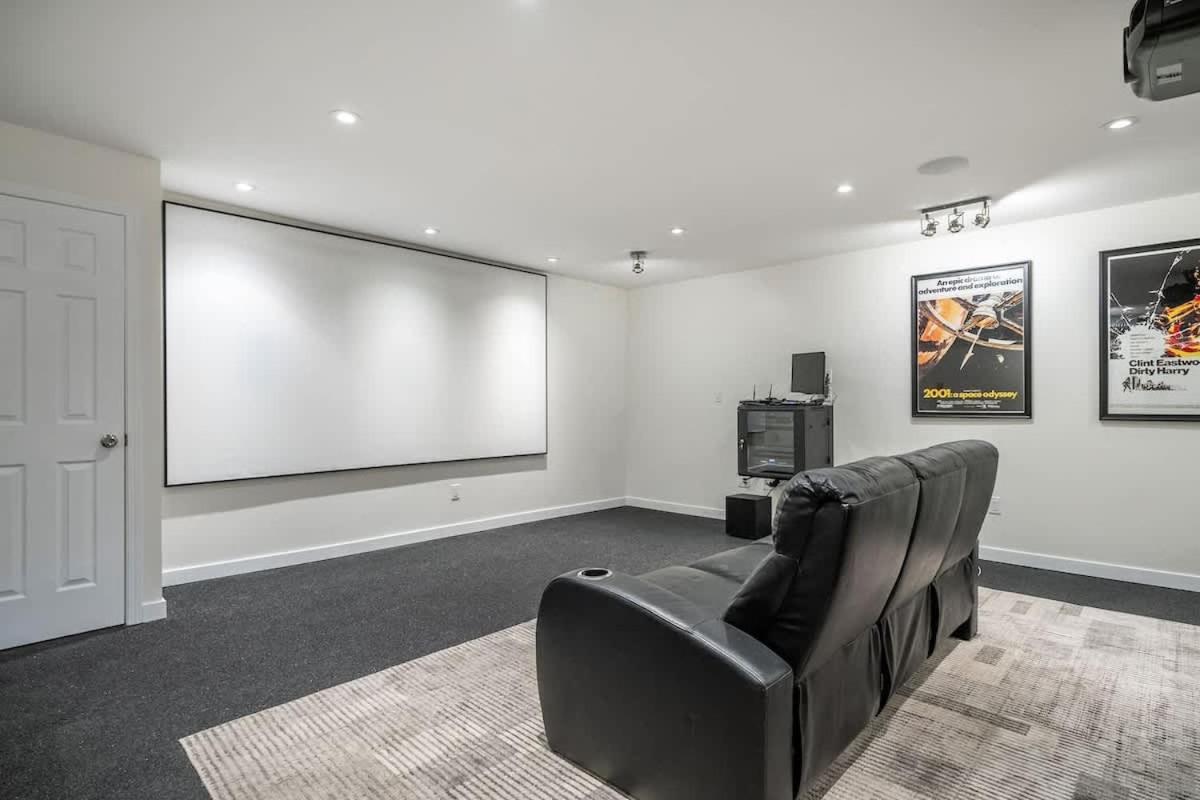 The Experience - Pool Hot Tub Theater Games Rm Pub Holiday home *