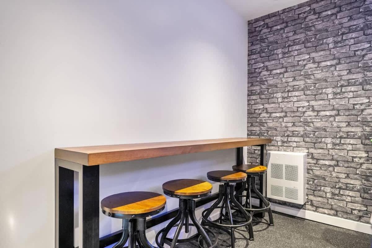 Holiday home The Experience - Pool Hot Tub Theater Games Rm Pub Calgary
