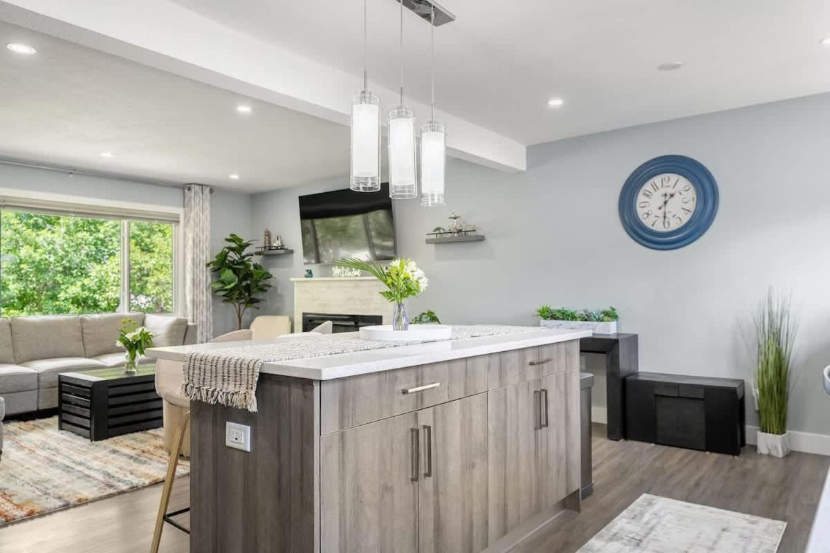 Holiday home The Experience - Pool Hot Tub Theater Games Rm Pub Calgary