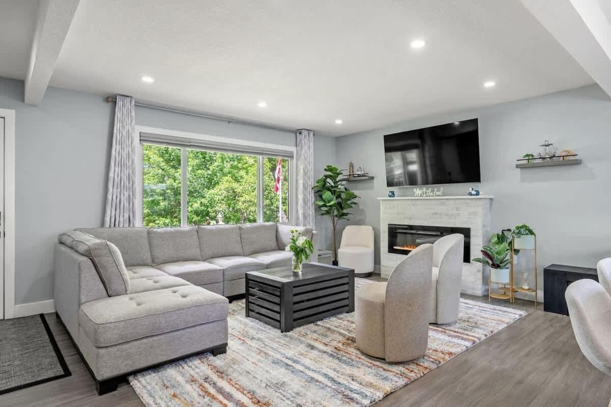 Holiday home The Experience - Pool Hot Tub Theater Games Rm Pub Calgary