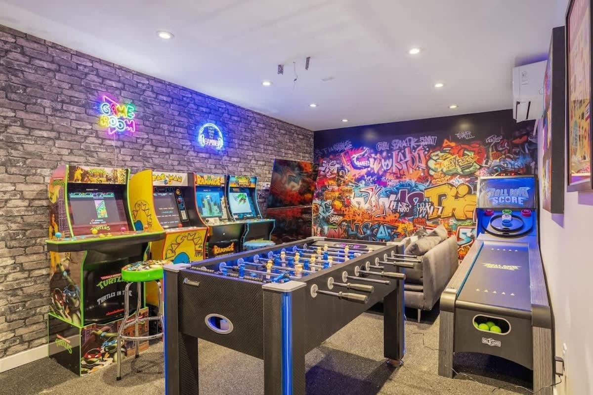 The Experience - Pool Hot Tub Theater Games Rm Pub Holiday home *