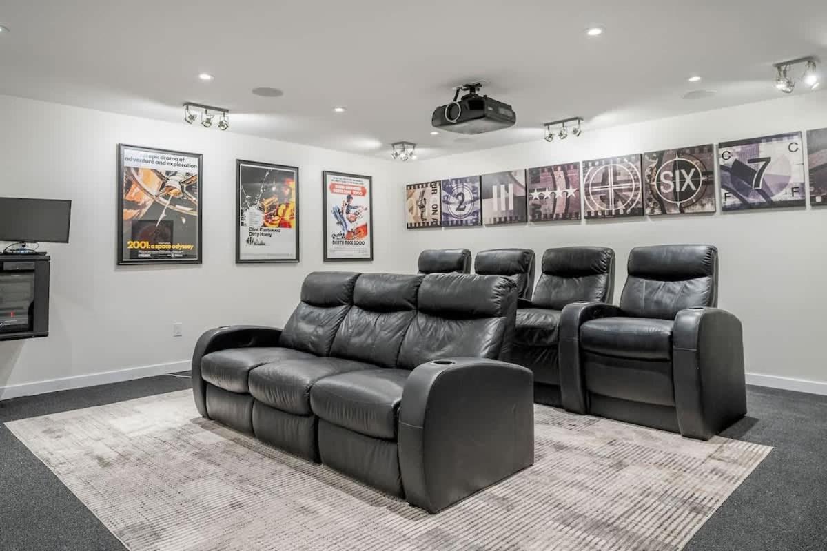 Holiday home The Experience - Pool Hot Tub Theater Games Rm Pub Calgary