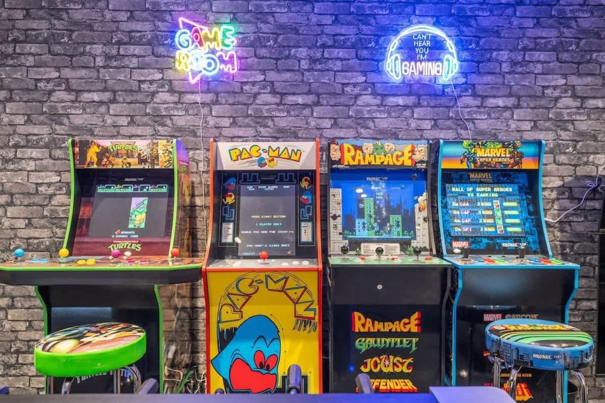 The Experience - Pool Hot Tub Theater Games Rm Pub Hébergement de vacances Calgary